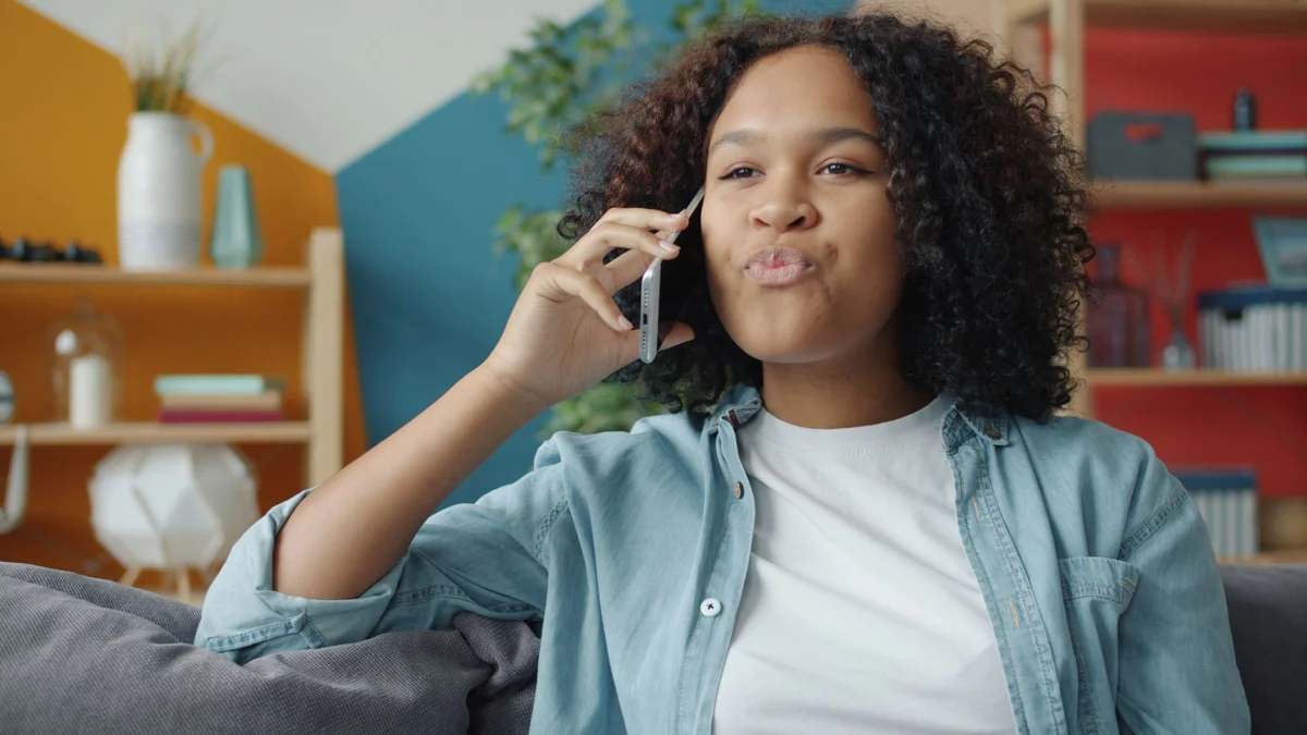 Femme passant un appel téléphonique depuis son salon — illustration